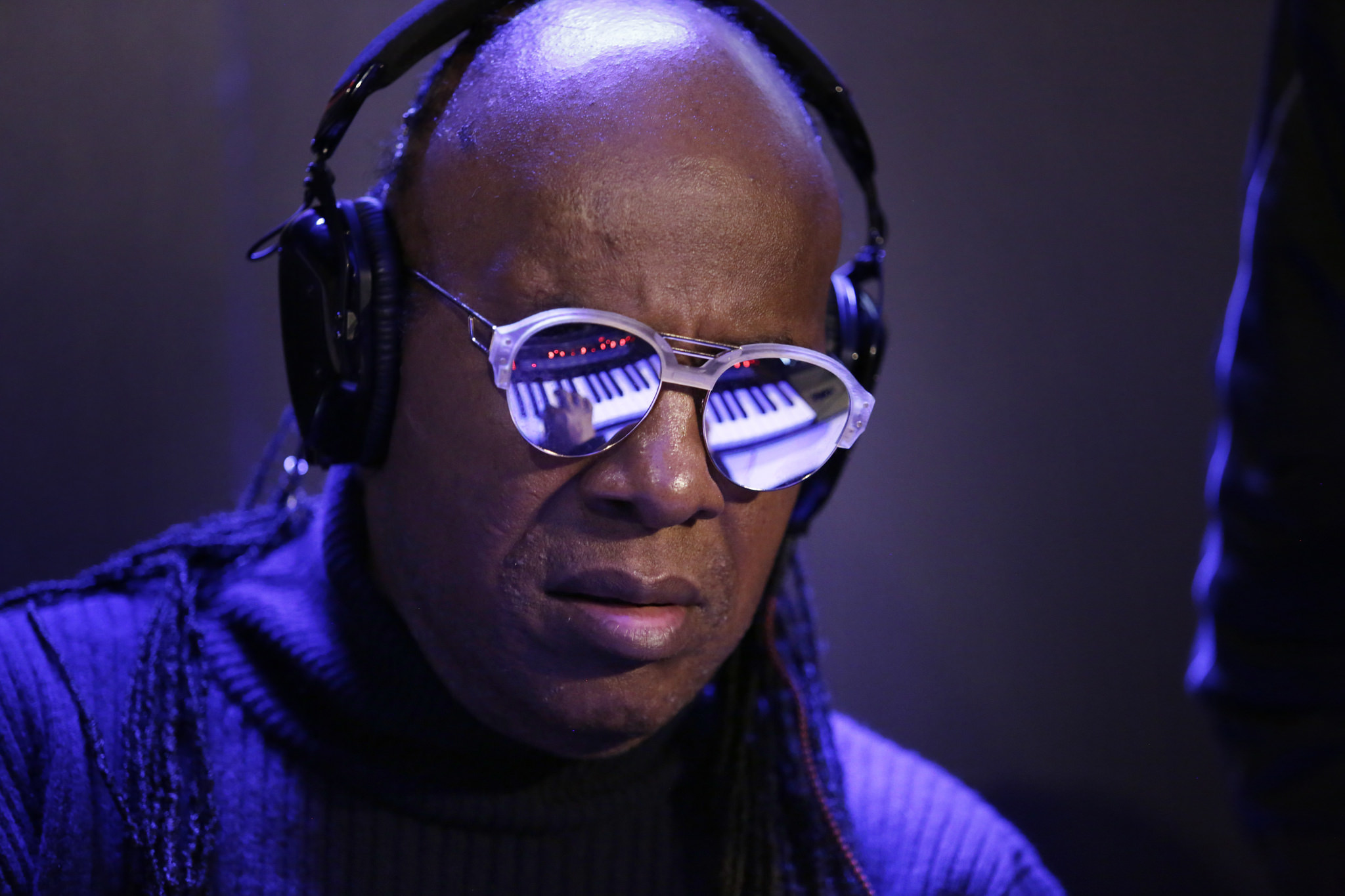 Stevie Wonder tries out the Roland RD-2000 on one of the many demo stages