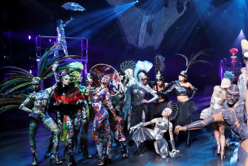 The artists’ extravagant costumes were designed by Jean-Paul Gaultier (© Friedrichstadt Palast Berlin - Sven Darmer)