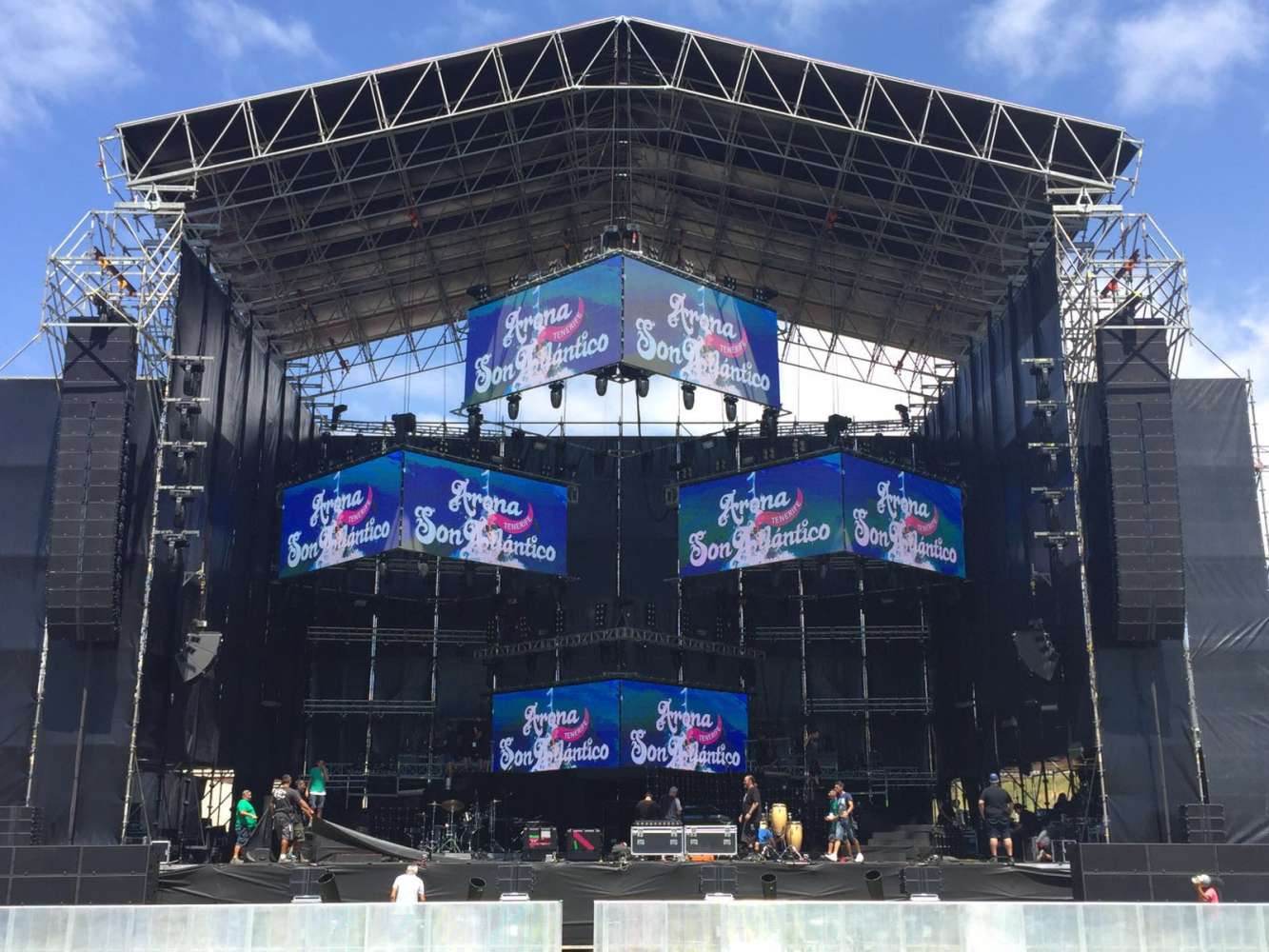 Tenerife’s Arona Son Atlántico (Feast of the Ocean) Festival saw 14 K2 topped with four SB28s flown per side on the main stage