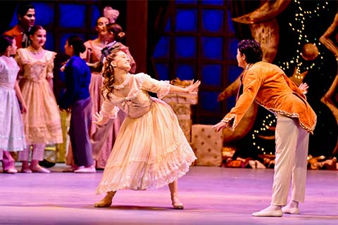 Supporting the performance was an appropriately dazzling Ruben Conde lighting design