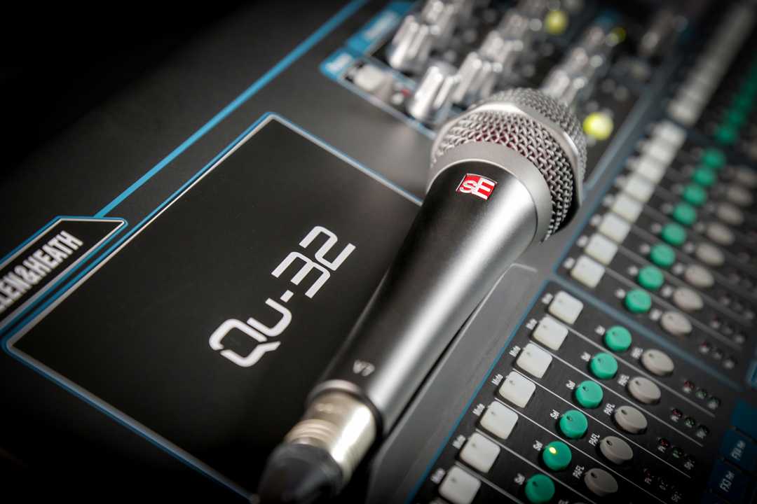 On-board effects and snapshots are “mandatory characteristics” of today’s digital consoles