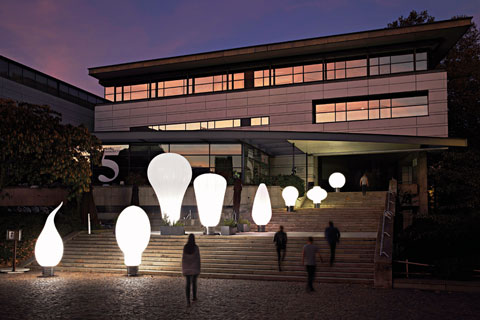 Bulbs replicate giant models of traditional bulbs © Airstar, Aurélie Jeannette