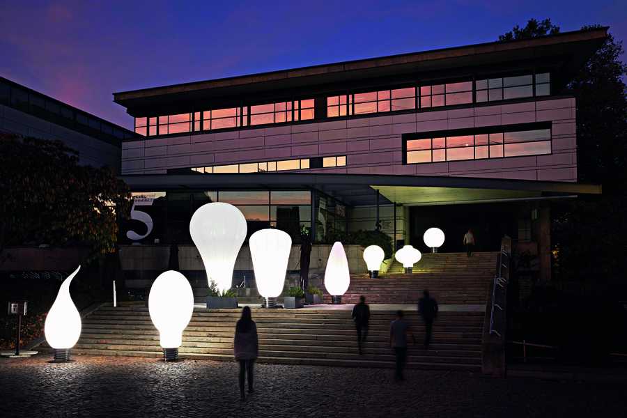 Bulbs replicate giant models of traditional bulbs © Airstar, Aurélie Jeannette