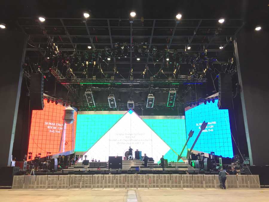 The set gives a strong Las Vegas feel consisting of large flown marquee arrows lined in neon