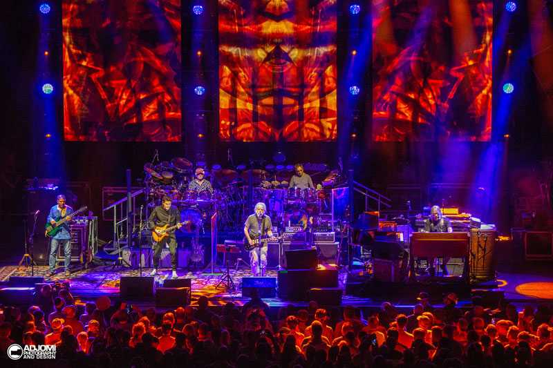 The lighting was designed by show / visuals director Chris Ragan of Raygun Design (photo: Adam Miszewski)