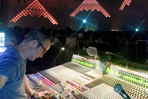 Philip Harvey took delivery of his custom 3D AARO during My Bloody Valentine’s recent Chicago dates