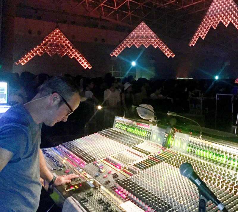 Philip Harvey took delivery of his custom 3D AARO during My Bloody Valentine’s recent Chicago dates