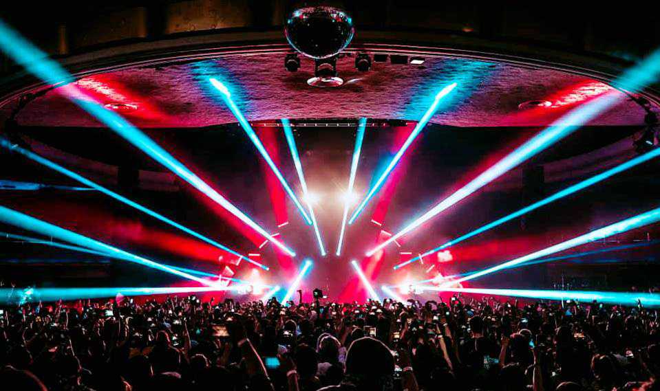 Shooting crossing beams of light in multiple directions… (HDAGY Photos)