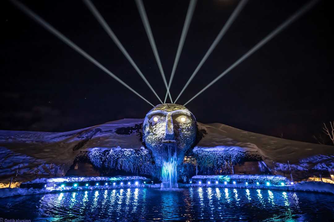 The seven-hectare garden is transformed into a magical luminous atmosphere (© Optikalusion)