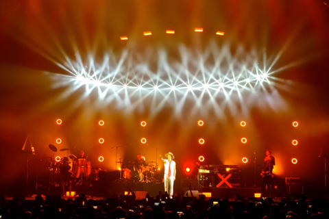 Enrique Bunbury tours with the new Vari-Lite VL10 BeamWash