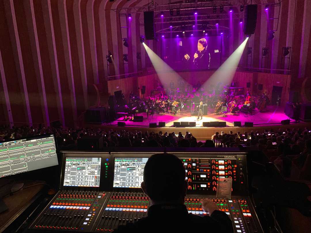 The tour’s opening concert took place in Madrid’s 1700-capacity Teatro Real