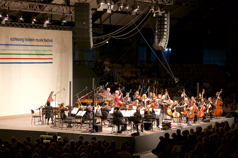 The violinist was accompanied by the Schleswig-Holstein Festival Orchestra