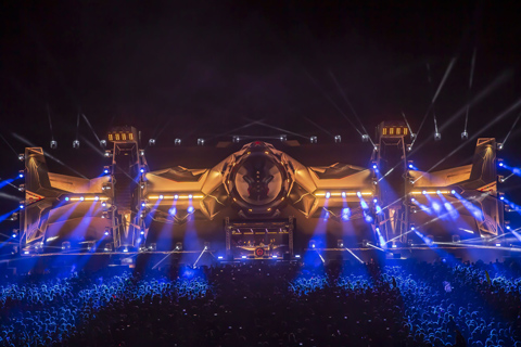 The Main Stage production lighting design was imagined by Ondrej Bylok (photo: Louise Stickland)