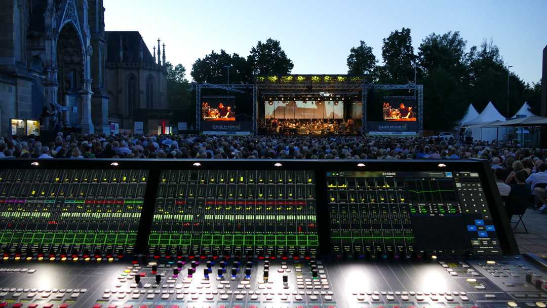 Lawo mc² mixing consoles were used for both the FOH mix and the audio mix for the telecast