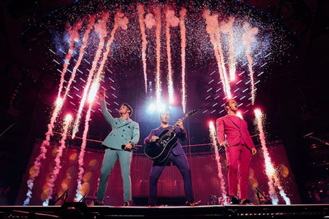 Accompanying the Happiness Begins tour are some 200 Ayrton Khamsin LED profile fixtures