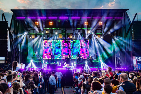 A mobile stage was chosen for fast deployment on the road