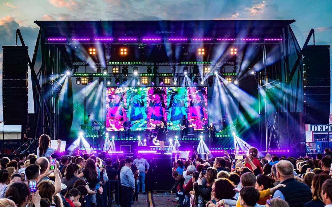 A mobile stage was chosen for fast deployment on the road