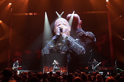 The tour returned to an end stage arena design