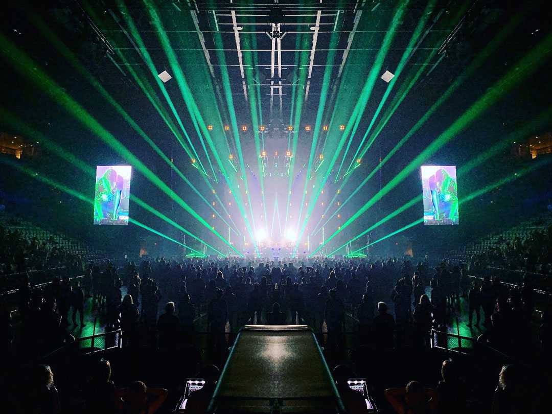 Jon Eddy designed the shows with ‘a huge fanned out finger rig’