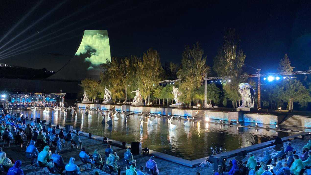 The audience was seated on the steps along the rectangular reflecting pool in Volgograd’s Heroes Square