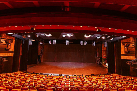 The L-ISA configuration allows the frontal hangs to precisely follow the curve of the 20m wide stage lip