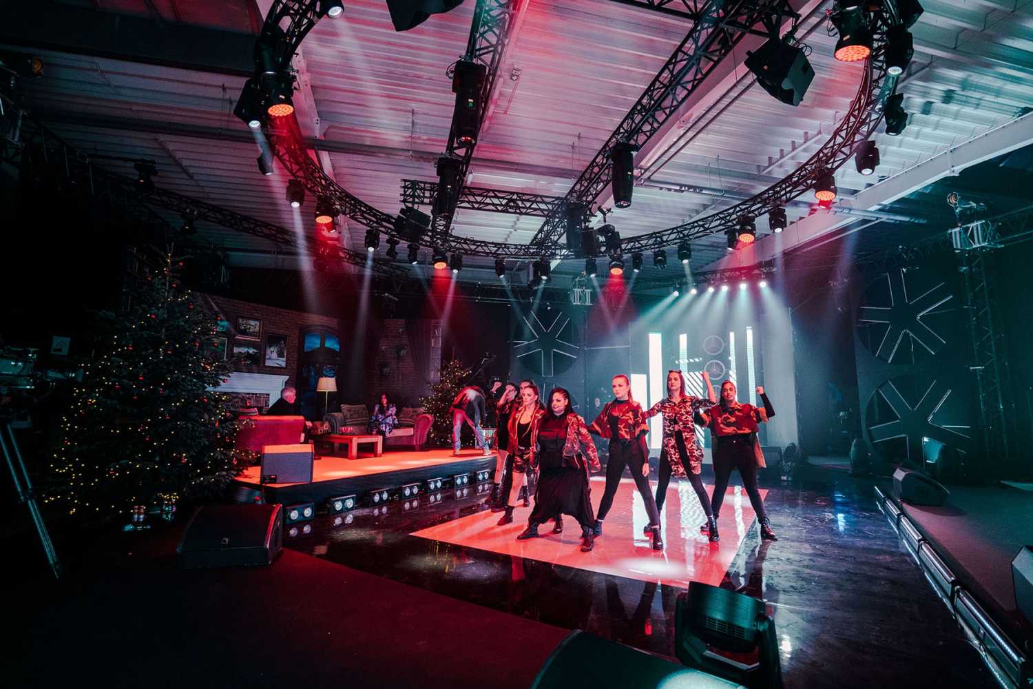 Some of the country’s best known popular singers, bands, and dancers join the show