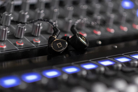 The design of Contour XO incorporates 10 drivers and covers the full frequency spectrum down to 10Hz