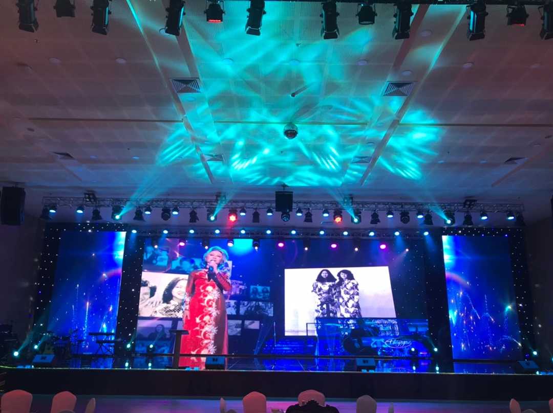 The system features JBL VRX932LAP powered line array loudspeakers