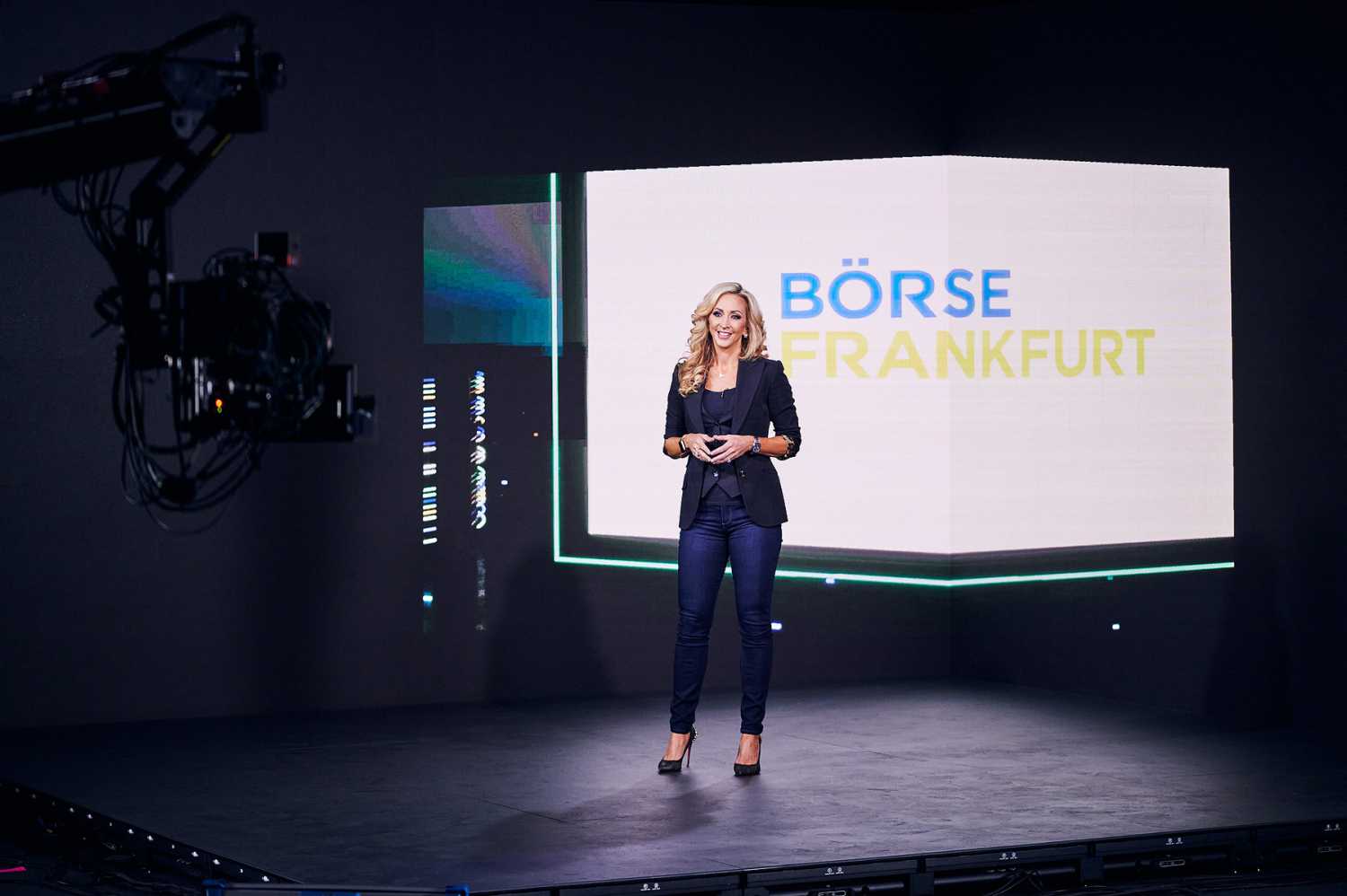 Bespoke virtual worlds, and overall storyline were seamlessly integrated into the SmartStage environment