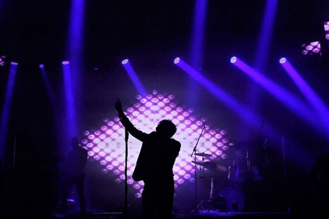 The Mavericks in the rig worked in close concert with a centre stage video wall