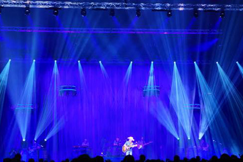 Justin Moore plays The Ford Centre in Evansville (photo: Sandy Morris)