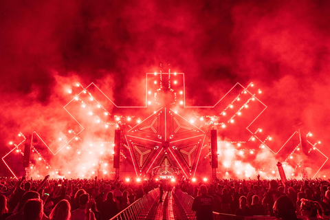 The Art of Light, who specified over 200 Robe moving lights for the largest stage – Source (photo: Andre Beekmans)