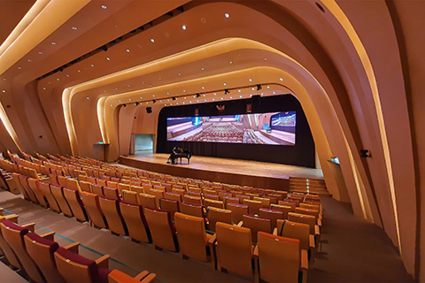 The system’s compact size ensures an unobstructed view of a giant video screen installed downstage