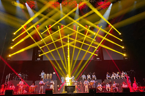 Reflecting the vibrancy of the performance was a Roosevelt Dsouza-designed lightshow