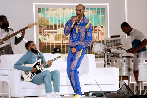 Snoop Dogg performs at the Super Bowl LVI half-time show with a gold-plated Shure KSM9 (photo: Kevin Mazur / Getty Images)