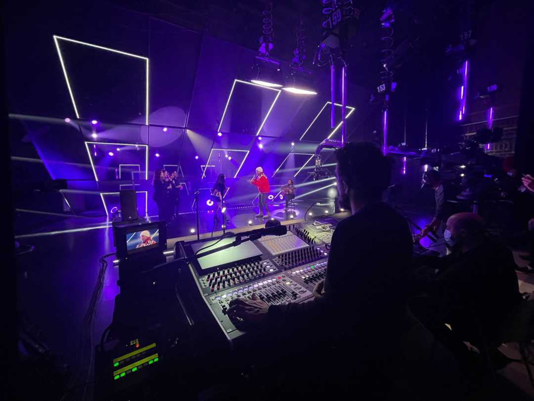 Las Tres Puertas live performance set in RTVE’s Studio 6