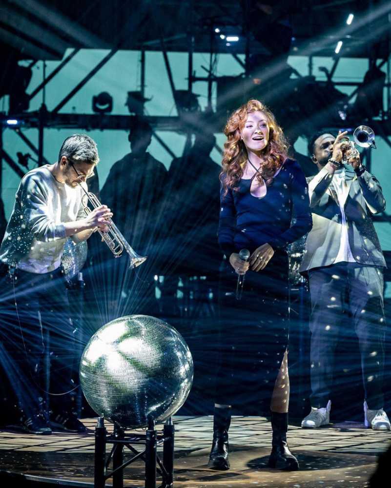 Matthijs Gaat Doorfeatures interviews with prominent public figures and live music