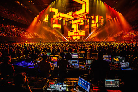 The tightly coordinated show turned the Ziggo Dome into an immersive 3D galaxy of images