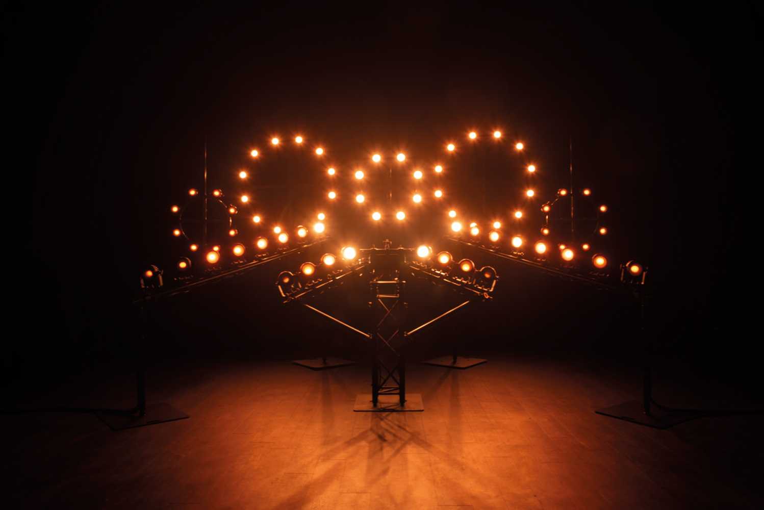 The Showtec Stage Blinder FLEX Blaze features a design comprising eight pods